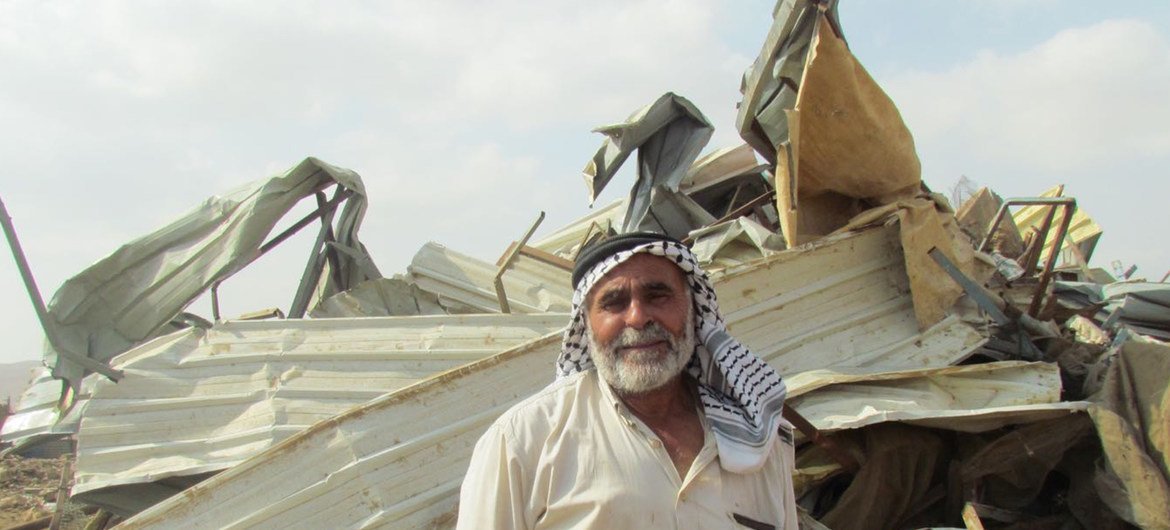 约旦河谷,一名巴勒斯坦人站在遭以色列拆毁,已成废墟的住房前.